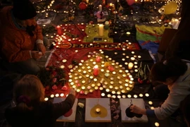 Người dân thắp nến tưởng niệm các nạn nhân thiệt mạng trong vụ tấn công tại Brussels, Bỉ. (Nguồn: AFP/TTXVN)