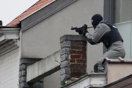 Lực lượng đặc nhiệm trong cuộc giao tranh với các nghi can khủng bố tại Forest. (Nguồn: AFP/TTXVN)