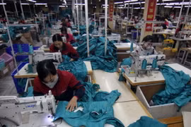 Một dây chuyền may hàng xuất khẩu. (Ảnh: Vũ Sinh/TTXVN)
