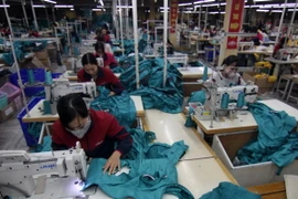 Một dây chuyền may hàng xuất khẩu. (Ảnh: Vũ Sinh/TTXVN)