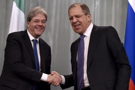 Ngoại trưởng Nga Sergei Lavrov (phải) và người đồng cấp Italy Paolo Gentiloni. (Nguồn: AFP/TTXVN)