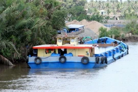 Xà lan vận chuyển 1.000m3 nước ngọt cung ứng cho nhân dân huyện đảo Tân Phú Đông. (Ảnh: Đình Huệ/TTXVN)