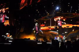 Thủ lĩnh The Rolling Stones, Mick Jagger, mở màn đêm diễn với Jumpin' Jack Flash. (Nguồn: AFP)