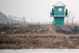 Binh sỹ quân đội Triều Tiên gác bên con sông Yalu tại thị trấn biên giới Sinuiju. (Nguồn: AFP/TTXVN)