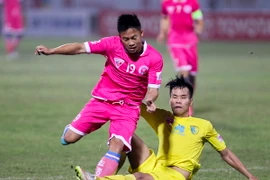 Một pha tranh chấp giữa cầu thủ 2 đội. (Ảnh: Quốc Khánh/TTXVN)