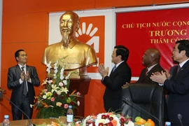 Chủ tịch nước Trương Tấn Sang tặng bức Tượng Bác Hồ cho Công ty Movitel. (Ảnh: Nguyễn Khang/TTXVN)