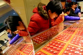 Người dân chọn mua vàng trang sức tại Tế Nam, thủ phủ tỉnh Sơn Đông, Trung Quốc. (Nguồn: THX/TTXVN)