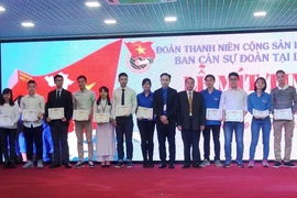 Trao tặng giấy khen cho các cơ sở, đoàn viên suất sắc. (Ảnh: Duy Trinh/Vietnam+)