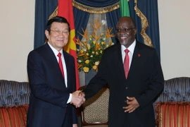 Tổng thống Tanzania John Magufuli đón Chủ tịch nước Trương Tấn Sang. (Ảnh: Nguyễn Khang/TTXVN)