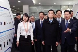 Chủ tịch nước Trương Tấn Sang thăm Công ty Crucialtec Vina tại Khu Công nghiệp Yên Phong. (Ảnh: Nguyễn Khang/TTXVN)