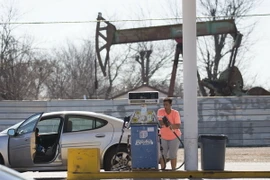 Người dân đổ xăng tại thành phố Oklahoma City, Oklahoma, Mỹ . (Nguồn: AFP/TTXVN)