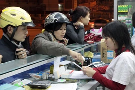 Mua bán thuốc tại một cửa hàng trước cổng Bệnh viện Bạch Mai. (Ảnh: Dương Ngọc/TTXVN)