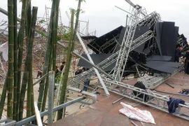 Hiện trường vụ sập sân khấu. (Ảnh: Nguyệt Linh/Vietnam+)