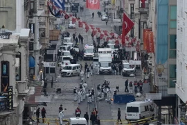 Cảnh sát và lực lượng chức năng Thổ Nhĩ Kỳ điều tra tại hiện trường vụ nổ. (Nguồn: AFP/ TTXVN)