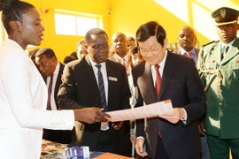 Chủ tịch nước Trương Tấn Sang xem các sản phẩm phục vụ cho công nghệ thông tin của Khu chế xuất Ubungo. (Ảnh: Nguyễn Khang/TTXVN)