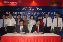 Lễ ký kết thỏa thuận giữa ICDREC và Công ty Điện Quang. (Nguồn: Vietnam+)