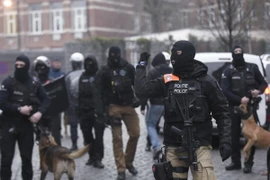 Cảnh sát Bỉ phong tỏa tuyến đường dẫn tới Molenbeek trong chiến dịch truy quét khủng bố ngày 18/3. (Nguồn: AFP/TTXVN)