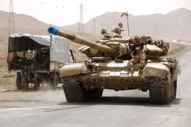 Binh sỹ Syria làm nhiệm vụ tại khu vực ngoại ô Palmyra. (Nguồn: AFP/TTXVN)