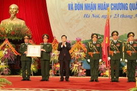 Chủ tịch nước Trương Tấn Sang trao Huân chương Quân công hạng Nhì tặng cho Ngành Quân nhu Quân đội. (Ảnh: Nguyễn Khang/TTXVN)