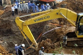 Các phương tiện máy móc xử lý sự cố vỡ đường ống dẫn nước sạch. (Ảnh: Tuấn Anh/TTXVN)