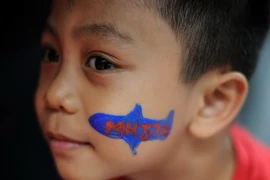 Người thân của các nạn nhân trên chiếc máy bay MH370 tham gia lễ tưởng niệm hai năm ngày máy bay mất tíc. (Nguồn: AFP/TTXVN)