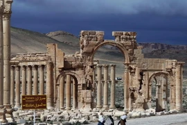 Quân đội Chính phủ Syria và lực lượng đồng minh đánh bật các tay súng IS khỏi vùng ngoại ô của Palmyra. (Nguồn: AFP/TTXVN)