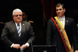 Bộ trưởng Quốc phòng Ecuador Fernando Cordero (trái) và Tổng thống Rafael Correa. (Nguồn: AFP)