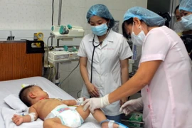 Điều trị cho bệnh nhi viêm não mô cầu. (Ảnh: Phương Vy/TTXVN)