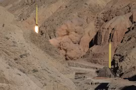 IRGC phóng thử hai tên lửa đạn đạo trong khuôn khổ một cuộc tập trận quân sự hôm 9/3. (Nguồn: AFP/TTXVN)
