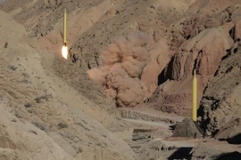 IRGC phóng thử hai tên lửa đạn đạo trong khuôn khổ một cuộc tập trận quân sự hôm 9/3. (Nguồn: AFP/TTXVN)