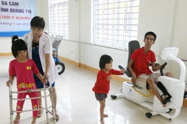 Điều trị các cháu nạn nhân chất độc da cam tỉnh Quảng Trị tại Trung tâm tập phục hồi chức năng. (Ảnh: Anh Tuấn/TTXVN)
