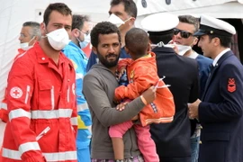 Người di cư được đưa tới cảng Messina sau khi được cứu sống ngoài khơi bờ biển Sicily hồi tháng 5/2015. (Nguồn: AFP/TTXVN)