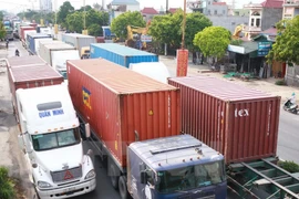 Các xe container, xe tải bị ùn tắc trên Quốc lộ 5 đoạn qua Hải Phòng. (Ảnh: Lâm Khánh/TTXVN)