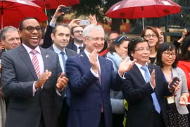 Chủ tịch Quốc hội Pháp Claude Bartolone (giữa) và các đại biểu tham dự các hoạt động tại Ngày hội văn hóa Pháp ngữ. (Ảnh: Quý Trung/TTXVN)