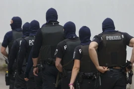 Cảnh sát đặc nhiệm Đức trong một chiến dịch vây bắt ở thủ đô Berlin. (Nguồn: Reuters/TTXVN)