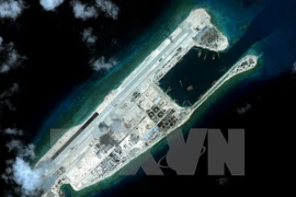 Ảnh chụp ngày 8/9/2015 cho thấy hoạt động xây dựng trái phép của Trung Quốc tại bãi đá Fiery Cross (Đá chữ Thập) ở quần đảo Trường Sa của Việt Nam. (Nguồn: Reuters/TTXVN)