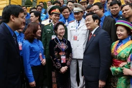 Chủ tịch nước Trương Tấn Sang với các cán bộ, đoàn viên tiêu biểu toàn quốc 2016. (Ảnh: Nguyễn Khang/TTXVN)