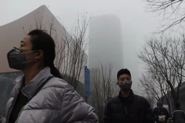 Khói mù bao phủ thủ đô Bắc Kinh ngày 22/12/2015. (Nguồn: AFP/TTXVN)