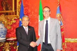 Đại sứ Cao Chính Thiện và Bộ trưởng Federico Caner. (Ảnh: Đức Hòa/Vietnam+)