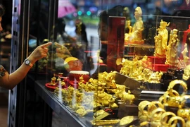 Một cửa hàng bán đồ trang sức vàng ở Hong Kong (Trung Quốc). (Nguồn: AFP/TTXVN)