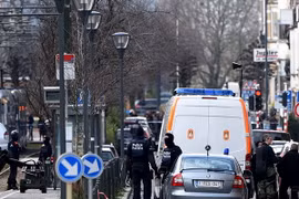 Cảnh sát Bỉ làm nhiệm vụ trong cuộc bố ráp tại khu vực quận Schaerbeek ở thủ đô Brussels. (Nguồn: AFP/TTXVN)