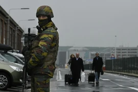 Lực lượng an ninh Bỉ gác trên tuyến đường bên ngoài sân bay Zaventem. (Nguồn: AFP/TTXVN)