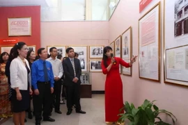 Các đại biểu nghe giới thiệu về triển lãm. (Ảnh: Quý Trung/TTXVN)