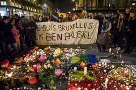 Người dân Bỉ đặt hoa và thắp nến tưởng niệm các nạn nhân thiệt mạng trong loạt vụ tấn công tại Brussels. (Nguồn: AFP/TTXVN)