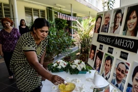 Thắp nến cầu nguyện cho các hành khách trên chuyến bay xấu số MH370 tại Petaling Jaya, Malaysia. (Nguồn: AFP/TTXVN)