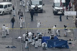 Cảnh sát và lực lượng chức năng Thổ Nhĩ Kỳ điều tra tại hiện trường vụ nổ ở Istiklal. (Nguồn: AFP/TTXVN)