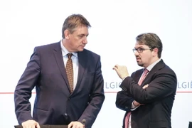 Bộ trưởng Nội vụ Bỉ Jan Jambon (trái) và Công tố liên bang Frederic Van Leeuw trong cuộc họp báo về chiến dịch truy quét nghi phạm khủng bố ở Molenbeek-Saint-Jean. (Nguồn: AFP/TTXVN)