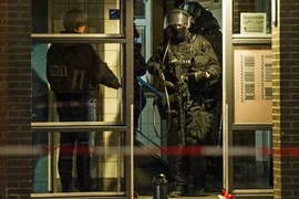 Cảnh sát Hà Lan trong cuộc bố ráp ở Rotterdam. (Nguồn: hln.be)