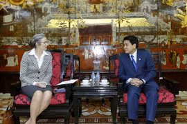 Chủ tịch Ủy ban Nhân dân thành phố Hà Nội Nguyễn Đức Chung tiếp Đại sứ Nienke Trooster. (Ảnh: An Đăng/TTXVN)