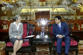 Chủ tịch Ủy ban Nhân dân thành phố Hà Nội Nguyễn Đức Chung tiếp Đại sứ Nienke Trooster. (Ảnh: An Đăng/TTXVN)